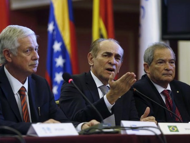 Ministro da Saúde Marcelo Castro (centro) durante reunião em Montevidéu (Foto: Reuters/Andres Stapff)