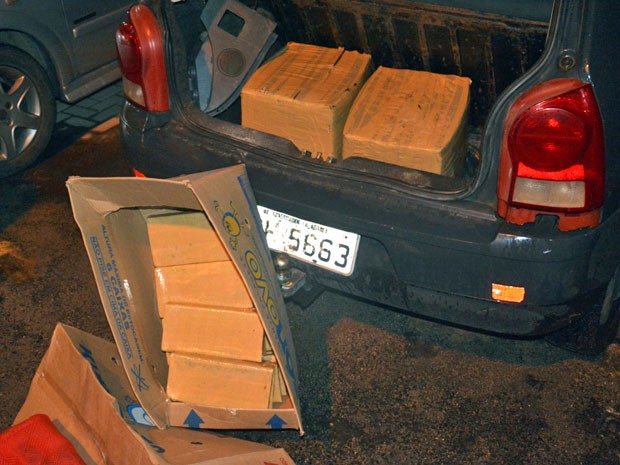 Droga foi encontrada no porta-malas de dois veículos que estavam sob a guarda do suspeito, por volta das 18h de segunda-feira (20), nas proximidades da estação de metrô do Barro, na Zona Oeste do Recife (Foto: Divulgação / PF)