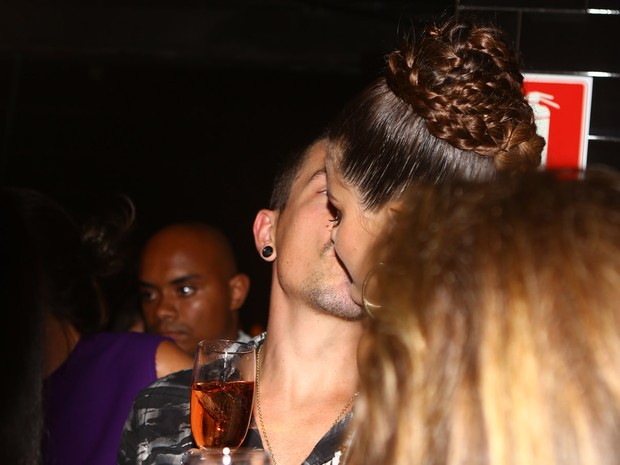 Di Ferrero beija Isabelli Fontana em evento em São Paulo (Foto: Iwi Onodera/ EGO)