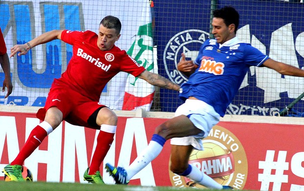 Dalessandro internacional e leandro guerreiro cruzeiro brasileirão 2013 (Foto: Paulo Fonseca / Futura Press)