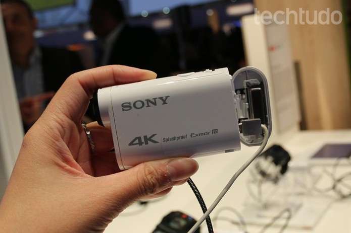 A 4K Action Cam FDR-X100V é uma filmadora voltada para os amantes de esportes (Foto: Isadora Díaz/TechTudo) A 4K Action Cam FDR-X100V é uma filmadora voltada para os amantes de esportes (Foto: Isadora Díaz/TechTudo)
