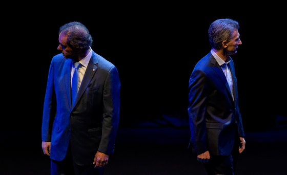 Daniel Scioli (à esq.) e Mauricio Macri no debate presidencial (Foto: AP Photo/Natacha Pisarenko)