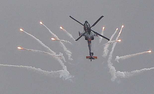 Fogos de artifício são disparados de helicóptero em show aéreo na Polônia (Foto: AP /Czarek Sokolowski)