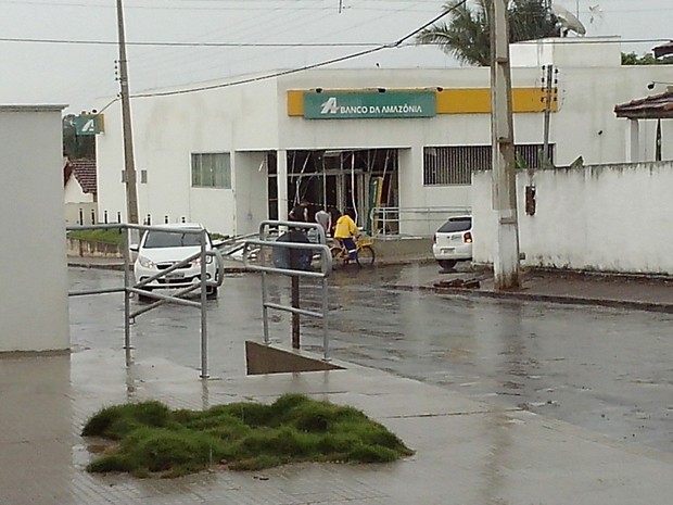 Criminosos deixaram um dos explosivos na agência do Banco da Amazônia  (Foto: Divulgação/PM-TO)