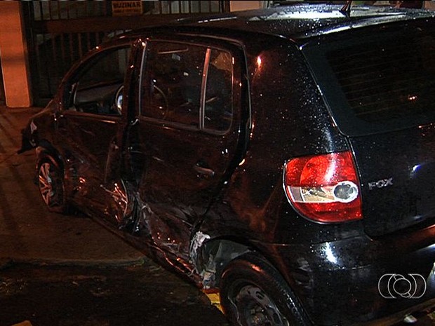 Motorista perdeu o controle da direção da caminhonete e bateu em carro parado, em Goiânia, Goiás (Foto: Reprodução/ TV Anhanguera)