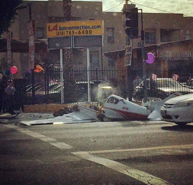 Avião caiu em cruzamento (Foto: Reprodução/Twitter/SharonMashal)