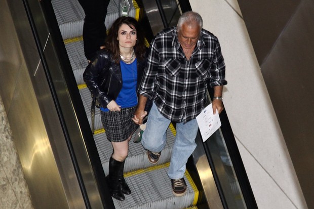 O casal na escada rolante (Foto: Manuela Scarpa e Marcos Ribas /Foto Rio News)