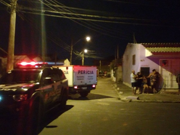 Corpos foram encontrado na rua, no bairro Sarandi, Zona Norte da capital gaúcha (Foto: Paulo Ledur/RBS TV)