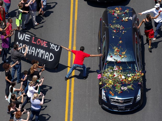 Carro com o corpo de Muhammad Ali percorre ruas de Louisville, cidade natal do ex-boxeador (Foto: Adrees Latif/Reuters)