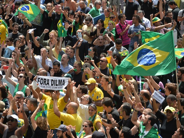 17/03 - Manifestantes protestam na Avenida Paulista, em São Paulo, contra o governo e a nomeação do ex-presidente Lula como ministro-chefe da Casa Civil (Foto: Nelson Almeida/AFP)