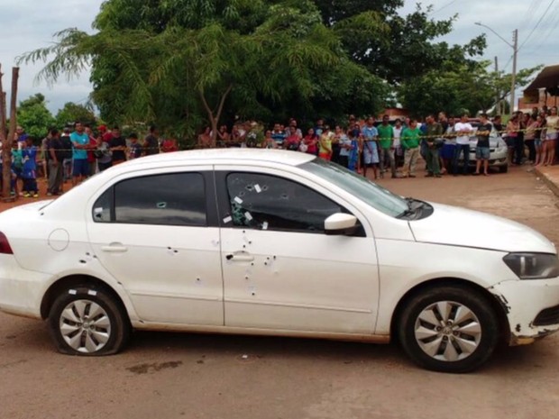 Carro é atingido por dezenas de tiros em Goiânia, Goiás (Foto: Reprodução/ TV Anhanguera)