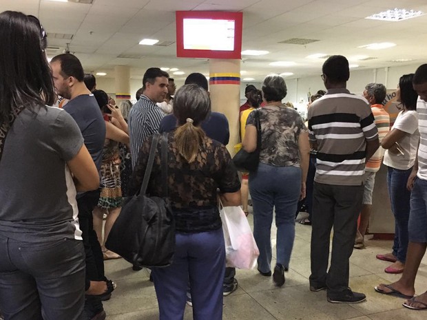 Posto do Na Hora na Rodoviária do Plano Piloto, em Brasília, registrou longas filas nesta segunda-feira (3); documento já é cobrado desde o dia 1º de outubro (Foto: Luiza Garonce/G1) Posto do Na Hora na Rodoviária do Plano Piloto, em Brasília, registrou longas filas nesta segunda-feira (3); documento já é cobrado desde o dia 1º de outubro (Foto: Luiza Garonce/G1)