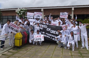 Alunos saíram com cartazes protestando por melhorias nos equipamentos da UEPB (Foto: Divulgação/Jardisson Arttemis Lira )