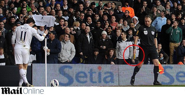 Gareth Bale tottenham banana bandeirinha (Foto: Reprodução / Daily Mail)