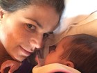 Nívea Stelmann posa abraçada à filha recém-nascida