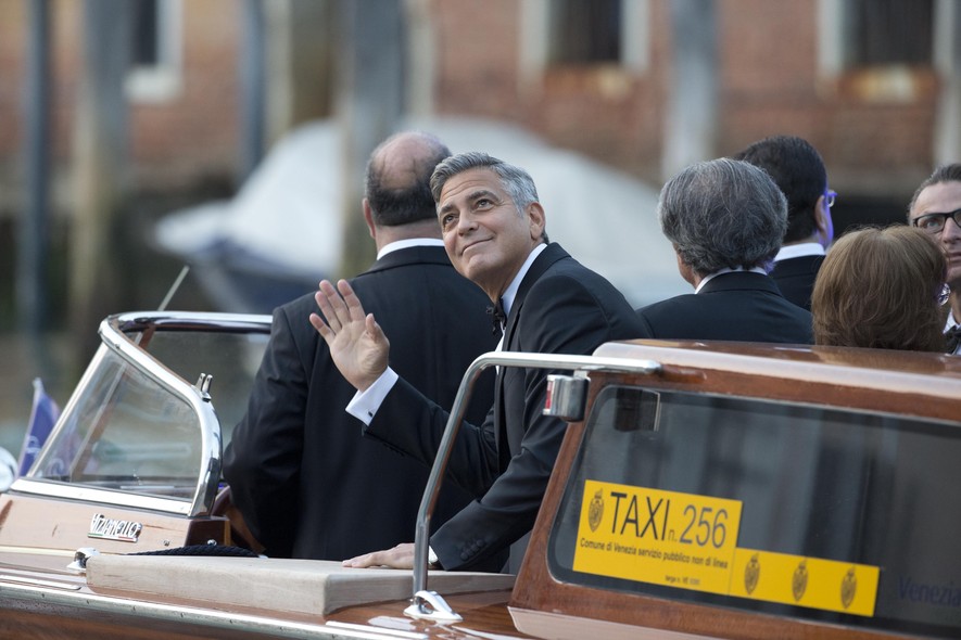 George Clooney chega de barco para casar em Veneza, na Itália