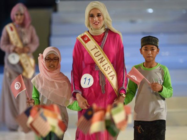 Vencedora do Miss Mundo Muçulmana, a tunisiana Fatma Ben Guefrache (Foto: Adek Berry/AFP)