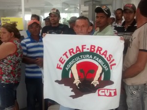 Agricultores pedem solução para financiamento de moradia em Valença, no Piauí (Foto: Antônio Sérgio/PortalV1)