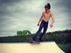 Rocco, filho de Madonna, posta foto sem camisa e andando de skate