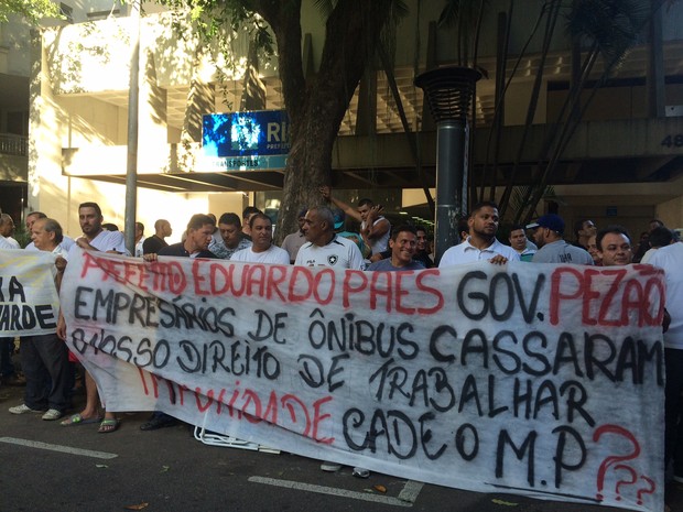 Motoristas foram para a porta da Secretaria de Transportes, em Botafogo (Foto: Matheus Rodrigues / G1) Motoristas foram para a porta da Secretaria de Transportes, em Botafogo (Foto: Matheus Rodrigues / G1)