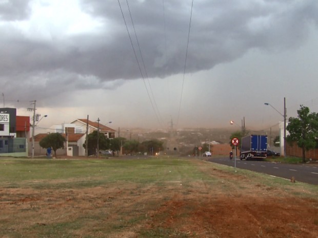 Em Maringá, vento forte levantou bastante poeira, no fim da tarde. (Foto: RPC TV Maringá/Reprodução)