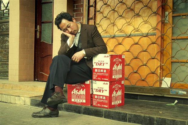 Homem chochila sentado em caixas (Foto: Divulgação/Eric Leleu)
