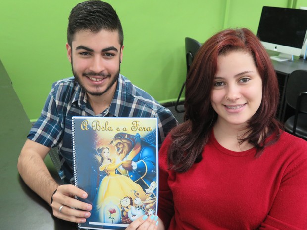 Os namorados Sidney e Paula fizerm um livro infantil em realidade aumentada (Foto: Mariane Rossi/G1)