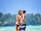 Leonardo DiCaprio dá beijos ardentes na namorada em Bora Bora