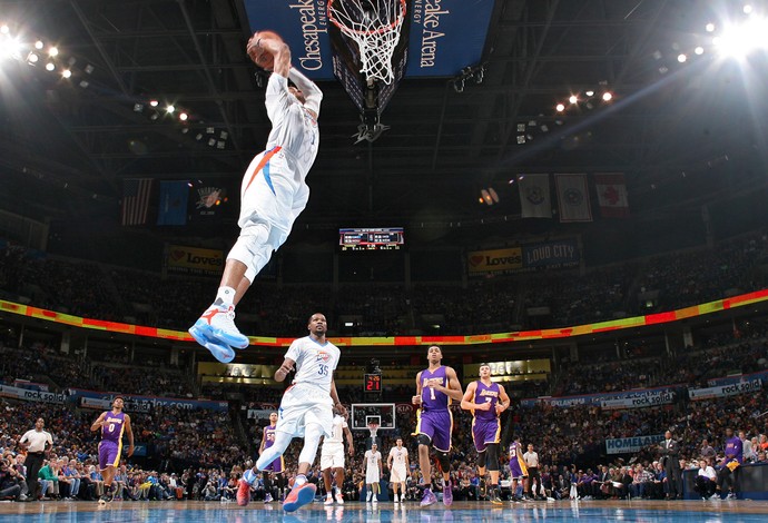 Russell Westbrook voa para marcar cesta pelo Oklahoma na NBA (Foto: Layne Murdoch / National Basketball Association)