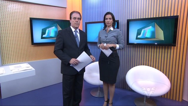 Tony Lamers e Vanessa Machado apresentam o Jornal da Tribuna (Foto: Reprodução/TV Tribuna)