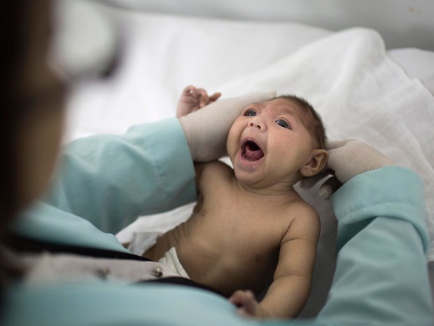 Uma das maiores preocupações com a epidemia diz respeito a seu elo com os casos de microcefalia que se multiplicaram no Brasil (Foto: Felipe Dana/AP)