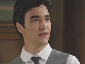 'Lado aLado'; Fernando conta para Umberto que está apaixonado por Catarina