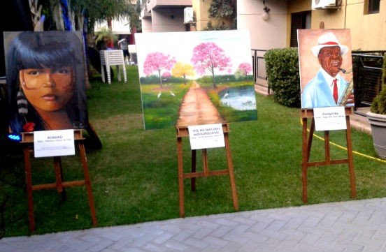 O leilão contou com peças doadas por artistas matogrossenses que participaram do É Bem MT (Foto: Gigliola )