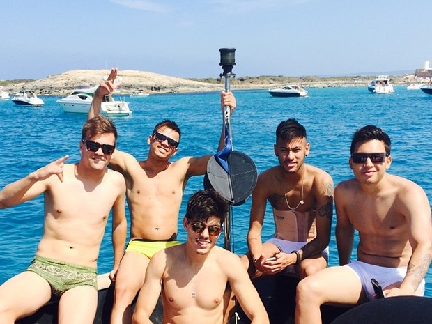 Neymar posta foto com os amigos em Ibiza (Foto: Reprodução/Instagram)