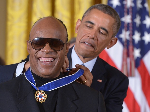 Obama entrega medalha da Liberdade a Stevie Wonder na Casa Branca nesta segunda-feira (24) (Foto: AFP /Mandel NGAN)