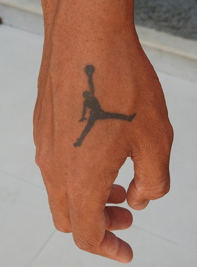 Alan Patrick também tem uma tatuagem alusiva a Michael Jordan (Foto: Fred Gomes/GloboEsporte.com)