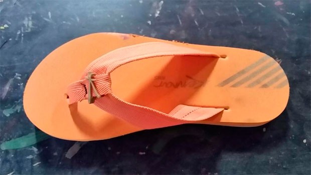 Segundo a polícia, sandálias da marca Kenner foram falsificadas em Jardim do Seridó (Foto: Divulgação/Polícia Civil do RN)