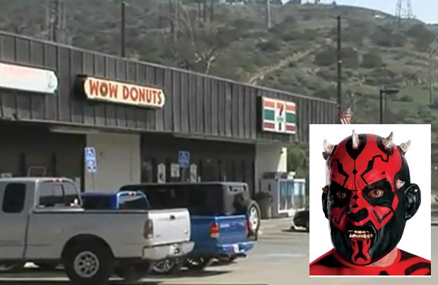 Homem assaltou pelo menos quatro lojas utilizando a mesma máscara que faz referência a vilão da franquia Star Wars (Foto: Reprodução)