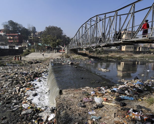 Lixo e sujeira se acumulam em rio no Nepal, localizado na Ásia (Foto: A. Demotes/AFP/Arquivo)