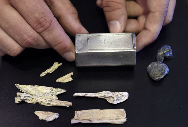  Caixa lacrada de prata foi encontrada com restos mortais de colonizadores  (Foto: AP)