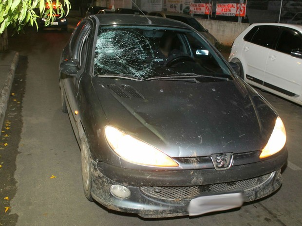 Carro ficou com o vidro trincado após o atropelamento em Maricá (Foto: Foto: Romário Barros/Lei Seca Maricá) Carro ficou com o vidro trincado após o atropelamento em Maricá (Foto: Foto: Romário Barros/Lei Seca Maricá)