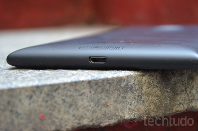 Entrada microUSB e alto-falantes do Lumia 1520 (Foto: Luciana Maline/TechTudo) Entrada microUSB e alto-falantes do Lumia 1520 (Foto: Luciana Maline/TechTudo)