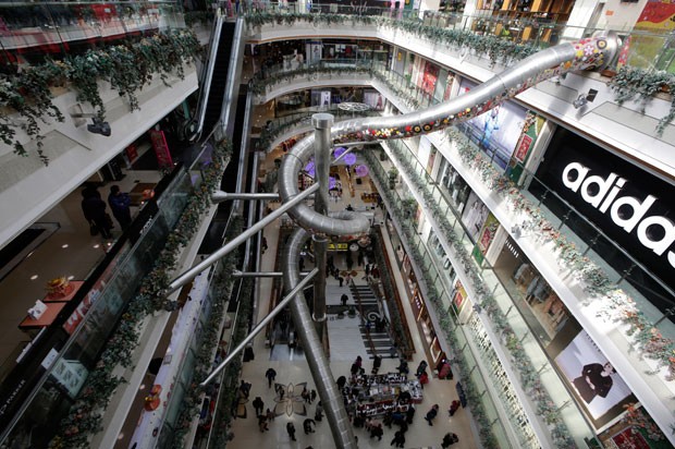 Tobogã liga o último andar do shopping ao térreo (Foto: Aly Song/Reuters)