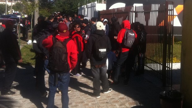 Torcedores do Atlético PR fazem fila para garantir ingresso para a