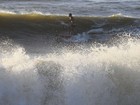 Ciclone raro no Brasil deixa mar agitado e atrai surfistas no ES