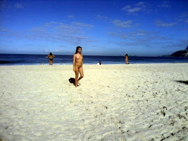 Mulher foi flagrada nua na Praia de Ipanema, na Zona Sul do Rio (Foto: Elias Nogueira/Arquivo Pessoal)