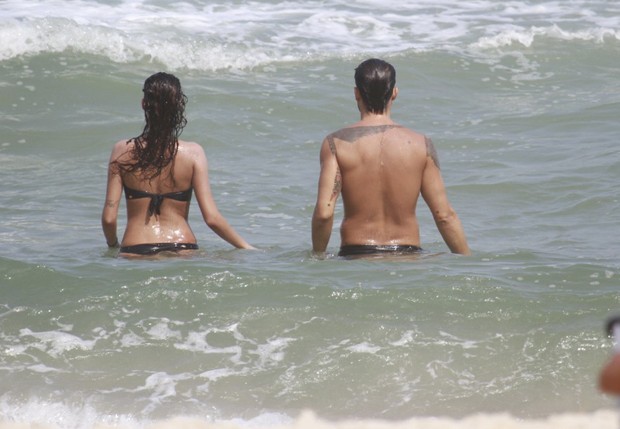 O casal aproveitou para se refrescar com um mergulho no mar (Foto: Dilson Silva/ Agnews)