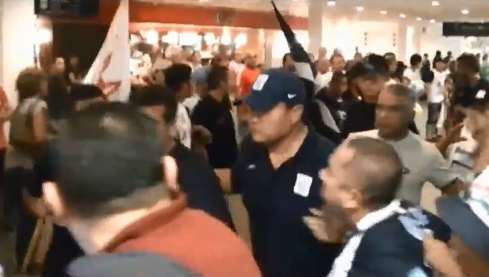 BLOG: Torcida do Alianza Lima cospe e tenta agredir técnico em aeroporto