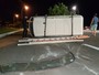 Kombi tomba após reboque com sobrepeso virar em via de Brasília