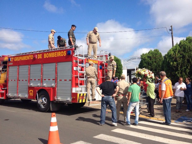 O Corpo de Bombeiros trouxe os primeiros corpos a serem enterrados no cemitério do Centro de União da Vitória (Foto: Giovan Valiati/RPC)